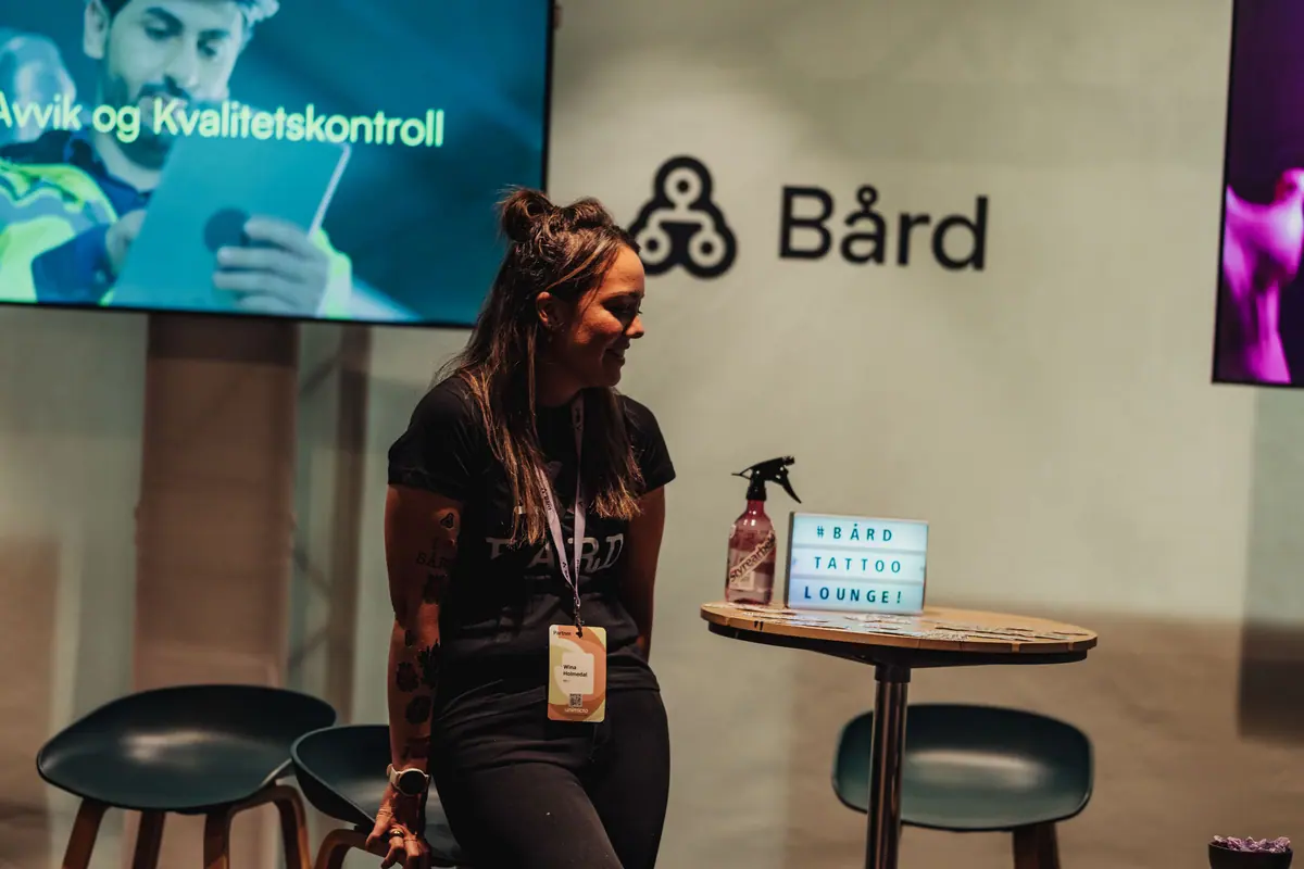Utstiller ved Bård-standen med tatoveringslounge i expo-området