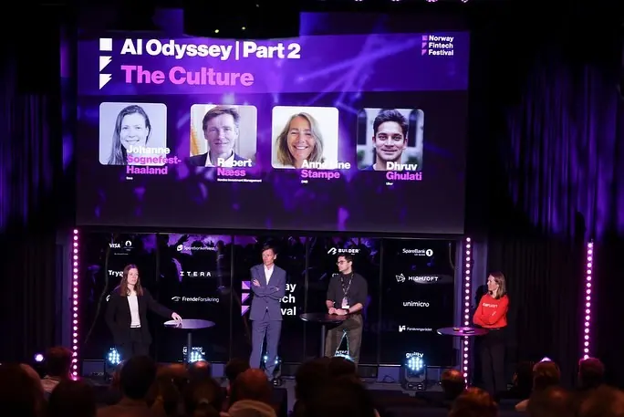 Panel på scenen foran skjerm med «AI Odyssey Part 2: The Culture» på Norway Fintech Festival
