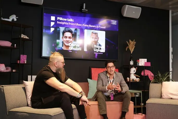 To menn i samtale i sofa på «Pillow talk»-scenen under Norway Fintech Festival
