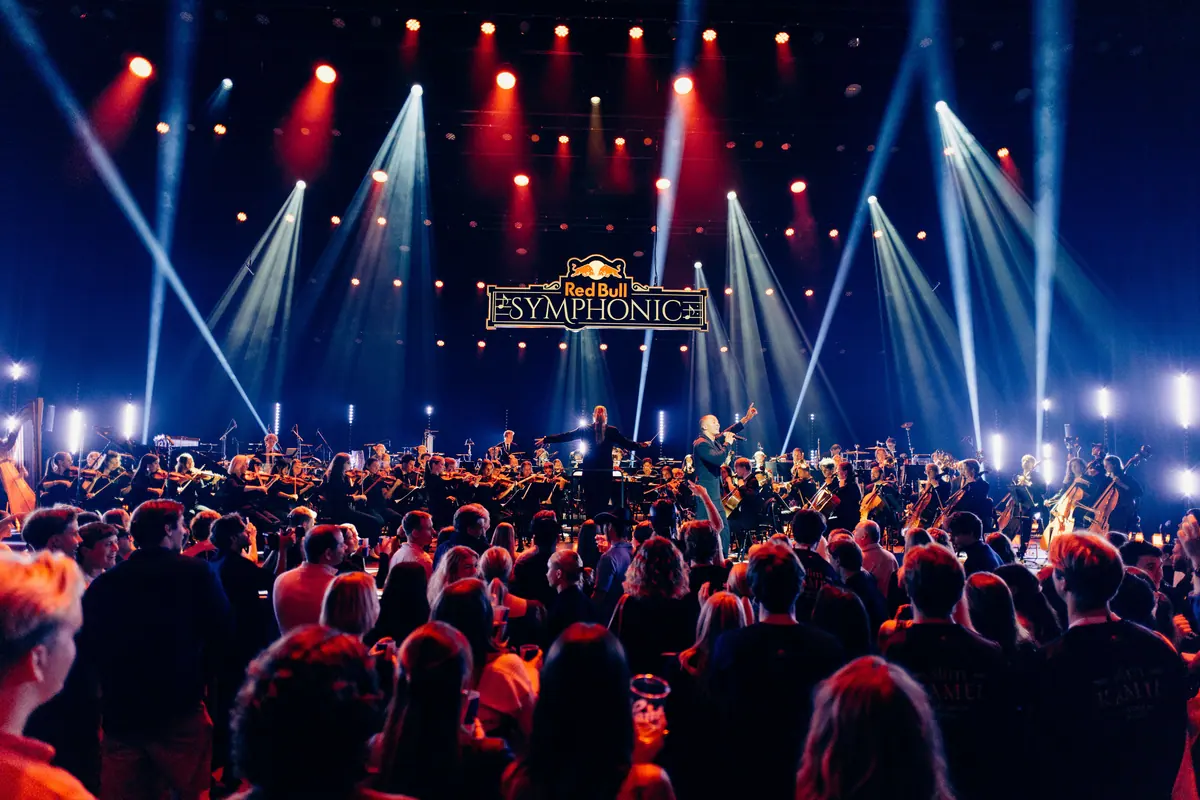 Fullsatt Grieghallen foran orkester og lyskjegler under Red Bull Symphonic