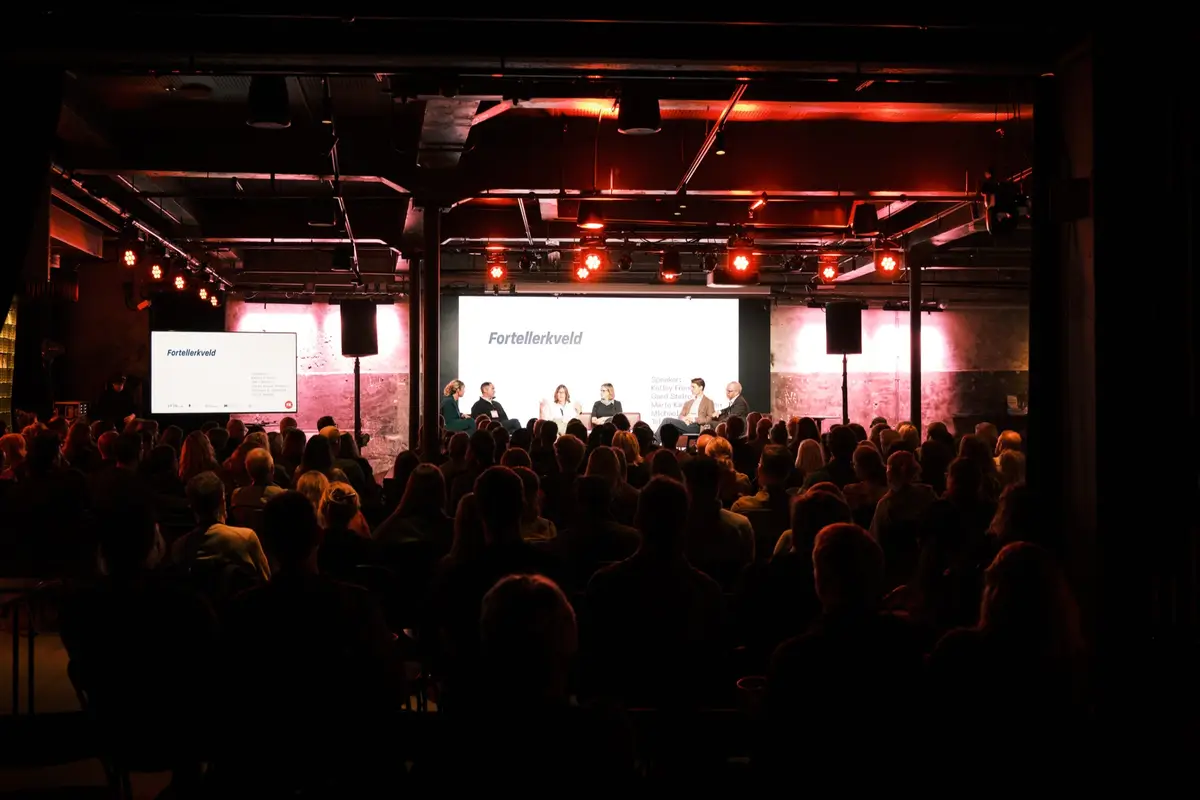Fullsatt sal og panelsamtale på scenen under Fortellingens Kraft 2026